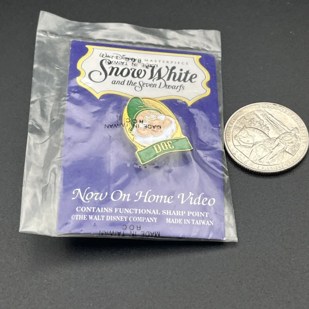 Disney Doc Snow White Dwarf VHS Gold Tone‎ Lapel Hat Pin